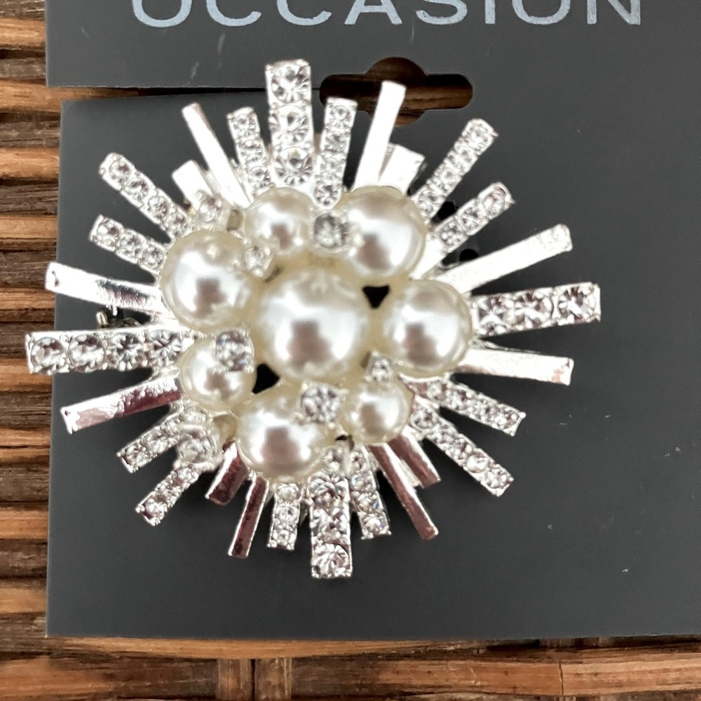 Snowflake pin NWT Ocassion silver pearl
